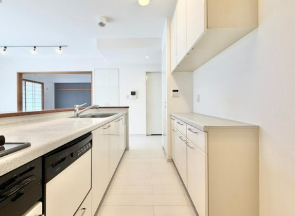 【中古マンション】サンクレイドル若葉サヴァビアンのキッチン|対面式のシステムキッチンでお料理をしながらリビングを見渡せます！