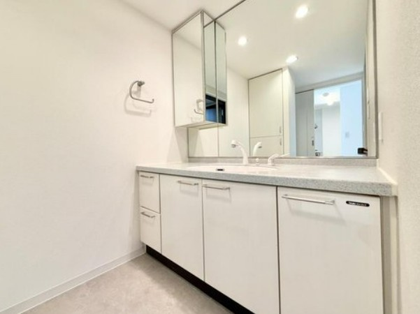 【中古マンション】サンクレイドル若葉サヴァビアンの独立洗面台|ワイドミラーの一面鏡付き洗面台です！