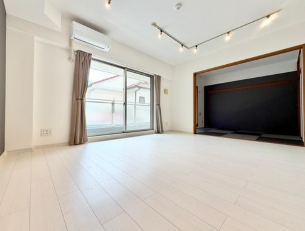 【中古マンション】サンクレイドル若葉サヴァビアンの居間・リビング|15.6帖LDKです！和室と続き間です♪