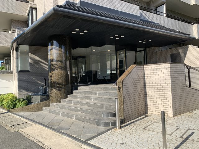 パークハイム宝ヶ池銀杏館のエントランス
