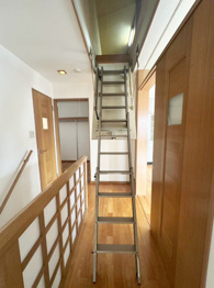 屋根裏収納への階段です。