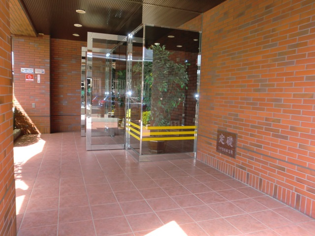 大阪市淀川区野中南２丁目の賃貸マンションのエントランス