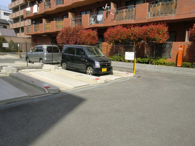 大阪市淀川区野中南２丁目の賃貸マンションの駐車場