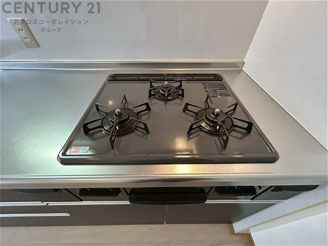 多数の調理器具を同時に使用でき、料理の効率化が可能。省エネで節約になり、様々な料理スタイルに適応できます。また、火力調整が独立しており、手入れや掃除もしやすく、今よりもっとお料理が楽しくなるかも。