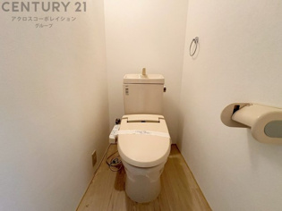 温水洗浄便座付トイレは温水洗浄機能により、暖かい水でおしりを洗浄することができ、冷たい水を使う従来の便座に比べ、温水洗浄機能で暖かいトイレを提供し、快適な使用を可能にします。