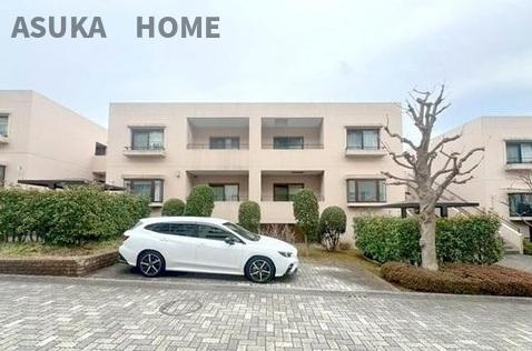 シンフォニックヒルズふれあいの街3号棟の外観|自然に包まれた穏やかで、閑静な住宅地に馴染む落ち着いた色合いの外観です。