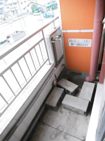 里村ビル【10,000円キャッシュバック対象物件】のバルコニー|バルコニー付きです