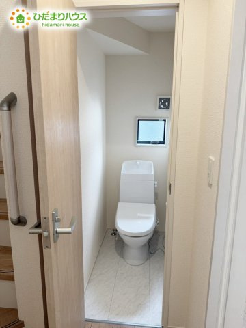 木間ヶ瀬Ⅵ（独立戸建10棟）　新築戸建　4号棟のトイレ|小窓が付いているので、トイレも明るい空間になっております♪							
