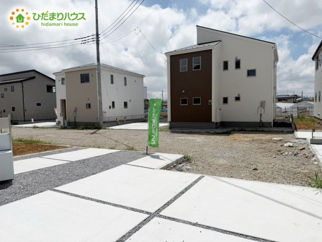 木間ヶ瀬Ⅵ（独立戸建10棟）　新築戸建　4号棟の前面道路含む現地写真|ゆとりのある前面道路は、駐車もラクラク♪車庫入れのときに嬉しいですね！