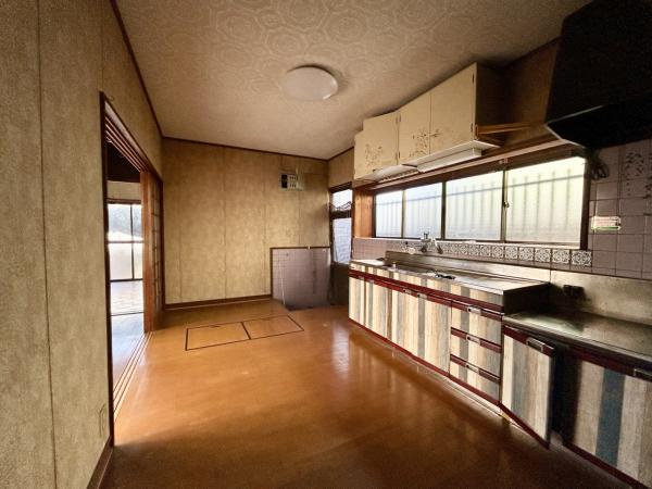 高知市高須2丁目　中古一戸建てのキッチン|家族の会話も弾む、ゆったりとした食事スペースのダイニングキッチン