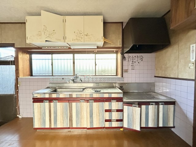 高知市高須2丁目　中古一戸建てのキッチン|窓からの自然光が明るい、作業スペースの広いキッチン