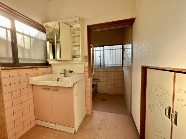 高知市高須2丁目　中古一戸建ての洗面所|身支度に便利な洗面化粧台を完備