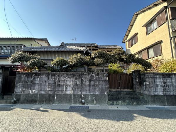 高知市高須2丁目　中古一戸建ての外観|プライバシーを守る高い外構と和風邸宅