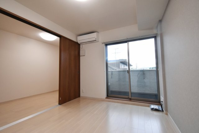 ウェルスクエア西宮北口の居間・リビング