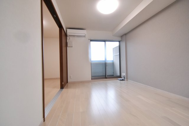 ウェルスクエア西宮北口の居間・リビング