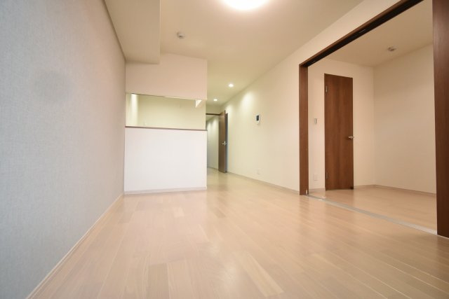 ウェルスクエア西宮北口の居間・リビング