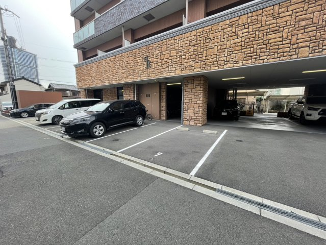 プレジオ十三の駐車場