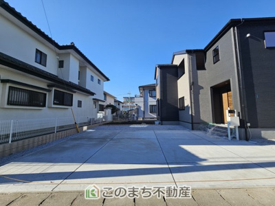 【駐車場】 | Livele Garden.S　第2下野緑1号棟 | 横並びに3台駐車可能♪コンクリート舗装された駐車場は雨の時も水たまりにならずに便利です♪
