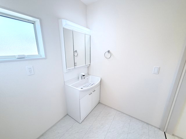 リーブルガーデンS前橋市樋越町第４　2号棟の独立洗面台|シャワー水栓付き洗面台で朝の身支度もバッチリです！
洗面台には収納スペースもあり洗面室もすっきり片付きますよ！