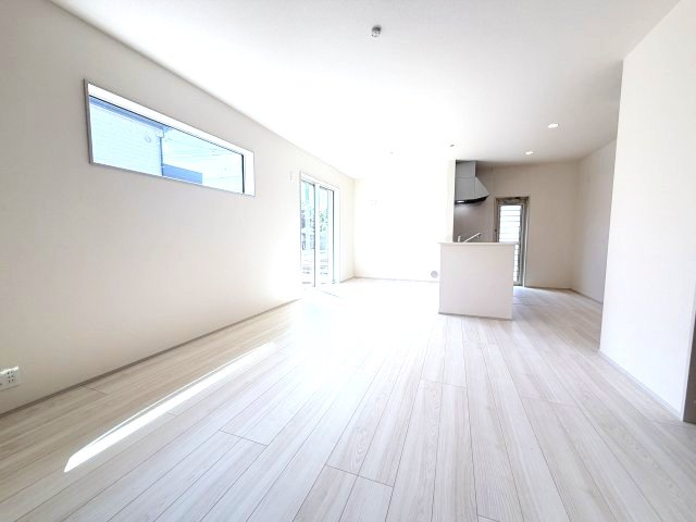 リーブルガーデンS前橋市樋越町第４　2号棟の居間・リビング|カウンターキッチンなのでお料理をしながら会話もできます。
夕食の支度をしながら、お子様の様子も見られて自然と会話も増えますよ♪