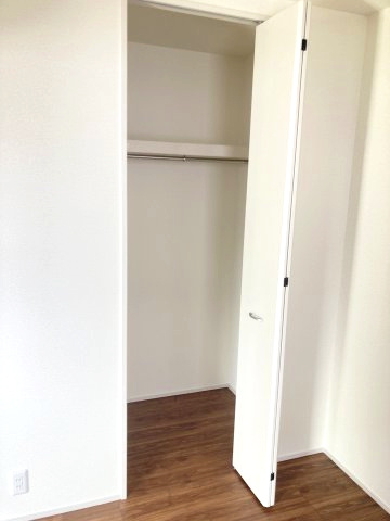 リーブルガーデンS前橋市樋越町第４　2号棟の収納|1階洋室にも収納スペースがあります♪