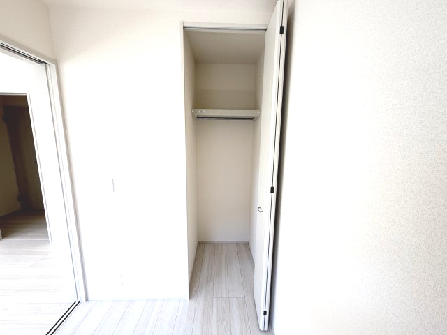 リーブルガーデンS前橋市樋越町第４　2号棟の収納|1階洋室にも収納スペースがあります♪