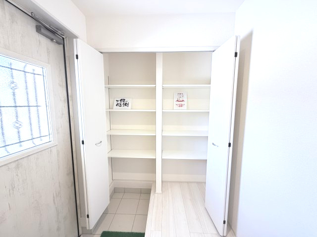 リーブルガーデンS前橋市樋越町第４　2号棟の収納|収納もある玄関です