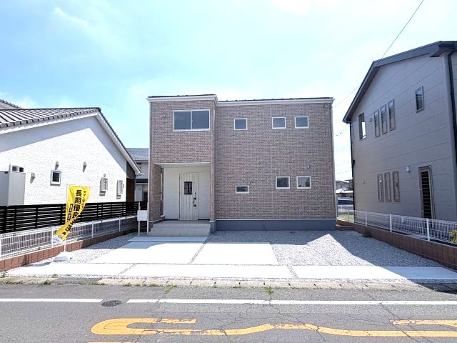 リーブルガーデンS前橋市樋越町第４　2号棟の駐車場|駐車場並列３台付きです。前面道路も広々していて車の出し入れも楽々です♪