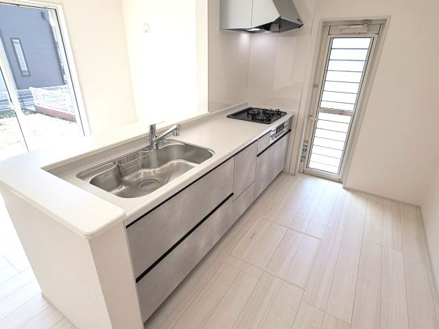 リーブルガーデンS前橋市樋越町第４　2号棟のキッチン|人気のカウンターキッチン採用です☆ゴミ出しに便利な勝手口付き！
コンロも３口ご用意しています！調理スペースも広くストレスなくお料理できます。
浄水器つきなので美味しいお水も飲めますよ♪