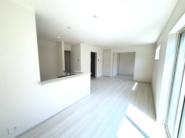 リーブルガーデンS前橋市樋越町第４　2号棟の居間・リビング|人気の対面式キッチンを配した空間はお好みの家具も合わせやすく、家族がくつろぐ快適な空間造りをサポート。窓からは明るい陽光が差し込みます。