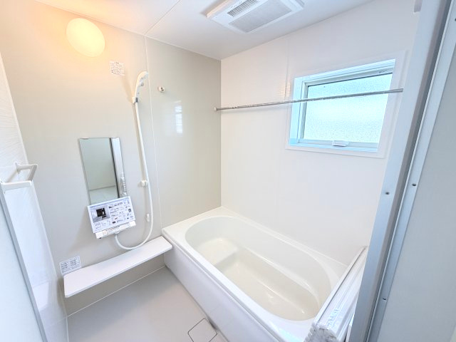 リーブルガーデンS前橋市樋越町第４　2号棟の浴室|１坪タイプのフルオートバスです！
足を延ばして入れる広さなので一日の疲れも癒されますよ♪
室内物干しや浴室乾燥機もあるのでお天気の悪い日にはランドリースペースとしてもご利用できます！
