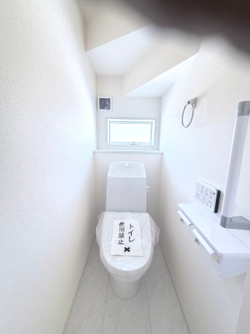 リーブルガーデンS前橋市樋越町第４　2号棟のトイレ|1階トイレです。清潔感のある白を基調としています。
温水洗浄・便座暖房機能の付いた快適なトイレです☆