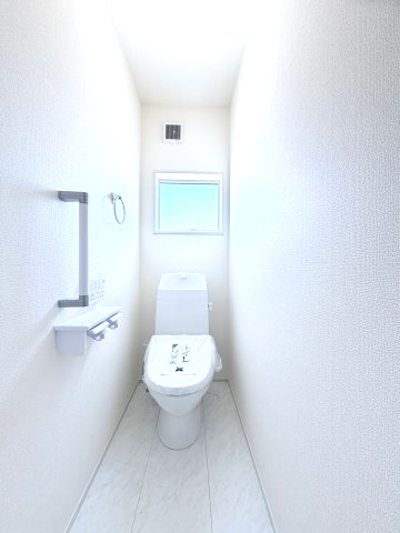 リーブルガーデンS前橋市樋越町第４　2号棟のトイレ|2階トイレです。清潔感のある白を基調としています。