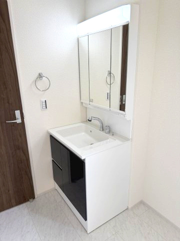 リーブルガーデンS前橋市樋越町第４　4号棟の独立洗面台|シャワー水栓付き洗面台で朝の身支度もバッチリです！
洗面台には収納スペースもあり洗面室もすっきり片付きますよ！
