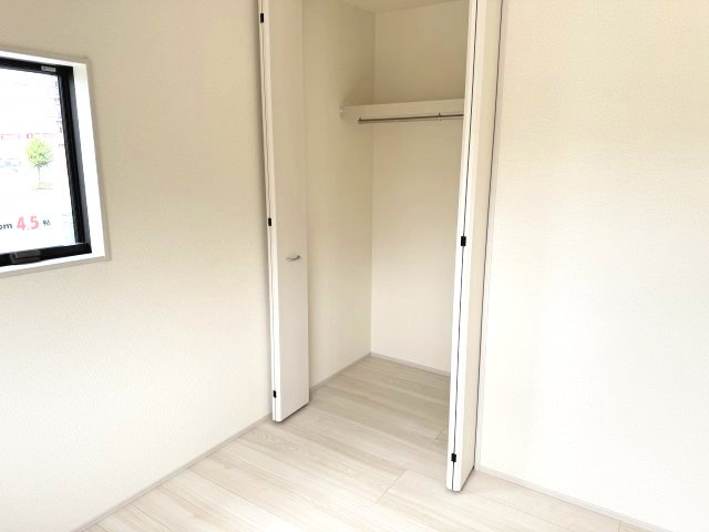 リーブルガーデンS前橋市樋越町第４　4号棟の収納|1階洋室にも収納スペースがあります♪