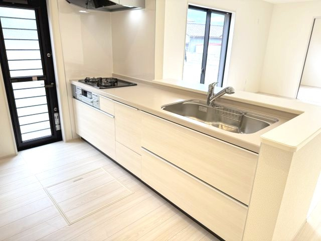 リーブルガーデンS前橋市樋越町第４　4号棟のキッチン|人気のカウンターキッチン採用です☆ゴミ出しに便利な勝手口付き！
コンロも３口ご用意しています！調理スペースも広くストレスなくお料理できます。
浄水器つきなので美味しいお水も飲めますよ♪
