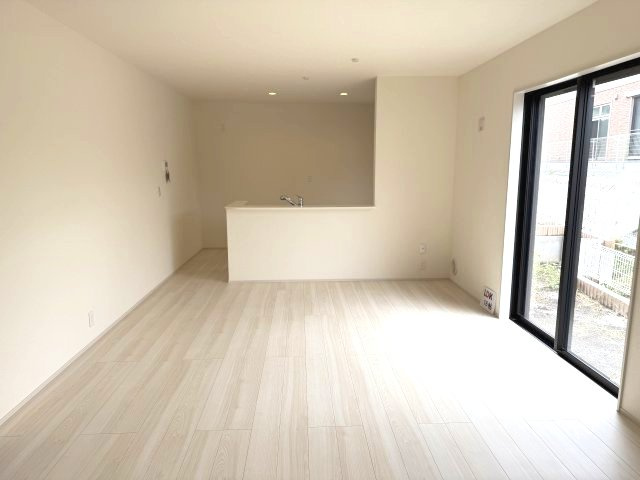 リーブルガーデンS前橋市樋越町第４　4号棟の居間・リビング|人気の対面式キッチンを配した空間はお好みの家具も合わせやすく、家族がくつろぐ快適な空間造りをサポート。窓からは明るい陽光が差し込みます。