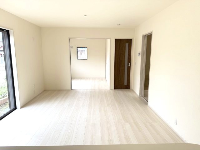 リーブルガーデンS前橋市樋越町第４　4号棟の居間・リビング|カウンターキッチンなのでお料理をしながら会話もできます。
夕食の支度をしながら、お子様の様子も見られて自然と会話も増えますよ♪