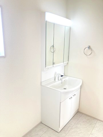 リーブルガーデンS前橋市樋越町第４　6号棟の独立洗面台|シャワー水栓付き洗面台で朝の身支度もバッチリです！
洗面台には収納スペースもあり洗面室もすっきり片付きますよ！