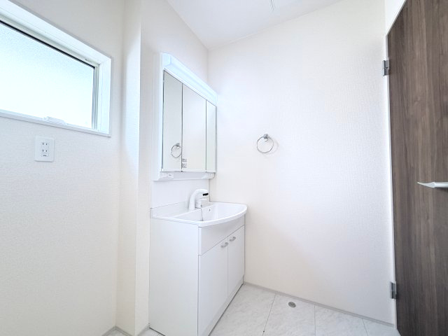 リーブルガーデンS前橋市樋越町第４　6号棟の独立洗面台|シャワー水栓付き洗面台で朝の身支度もバッチリです！
洗面台には収納スペースもあり洗面室もすっきり片付きますよ！
