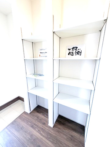リーブルガーデンS前橋市樋越町第４　6号棟の玄関|収納もある玄関です