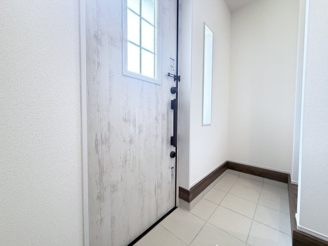 リーブルガーデンS前橋市樋越町第４　6号棟の玄関|玄関の空間もおしゃれです。第二玄関として利用できるウォークインクローゼットはとても便利です。