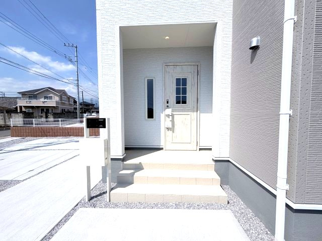 リーブルガーデンS前橋市樋越町第４　6号棟の玄関|玄関前もキレイに整備されています。おしゃれな玄関ドアです。
