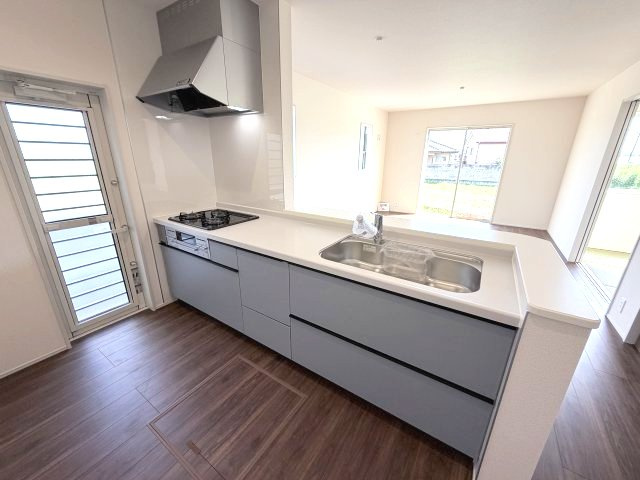 リーブルガーデンS前橋市樋越町第４　6号棟のキッチン|人気のカウンターキッチン採用です☆ゴミ出しに便利な勝手口付き！
コンロも３口ご用意しています！調理スペースも広くストレスなくお料理できます。
浄水器つきなので美味しいお水も飲めますよ♪