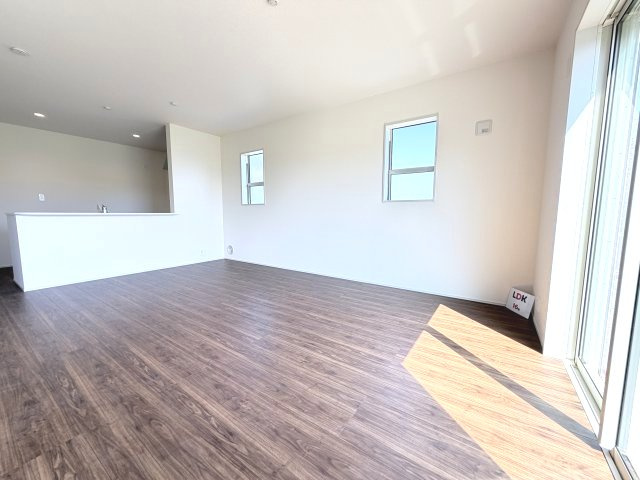 リーブルガーデンS前橋市樋越町第４　6号棟の居間・リビング|人気の対面式キッチンを配した空間はお好みの家具も合わせやすく、家族がくつろぐ快適な空間造りをサポート。窓からは明るい陽光が差し込みます。