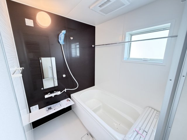 リーブルガーデンS前橋市樋越町第４　6号棟の浴室|１坪タイプのフルオートバスです！
足を延ばして入れる広さなので一日の疲れも癒されますよ♪
室内物干しや浴室乾燥機もあるのでお天気の悪い日にはランドリースペースとしてもご利用できます！