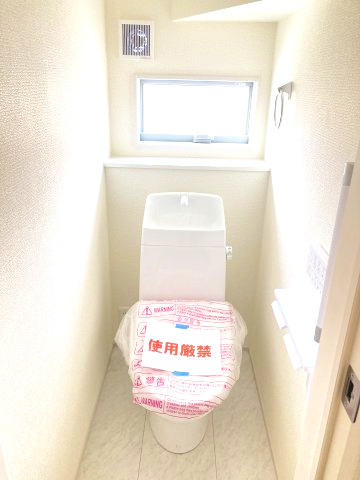 リーブルガーデンS前橋市樋越町第４　6号棟のトイレ|1階トイレです。清潔感のある白を基調としています。
温水洗浄・便座暖房機能の付いた快適なトイレです☆
