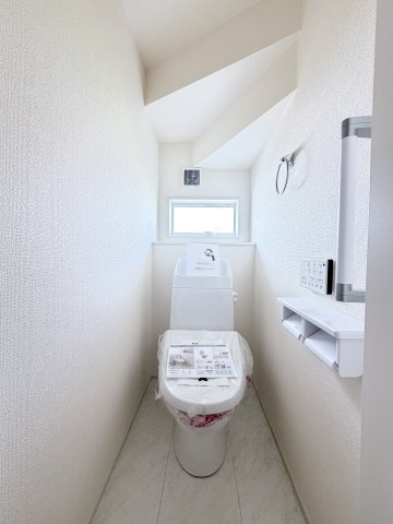 リーブルガーデンS前橋市樋越町第４　6号棟のトイレ|1階トイレです。清潔感のある白を基調としています。
温水洗浄・便座暖房機能の付いた快適なトイレです☆