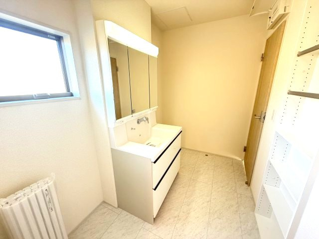 リーブルガーデンS前橋市樋越町第４　1号棟の独立洗面台|シャワー水栓付き洗面台で朝の身支度もバッチリです！
洗面台には収納スペースもあり洗面室もすっきり片付きますよ！