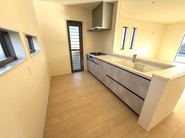 リーブルガーデンS前橋市樋越町第４　1号棟のキッチン|人気のカウンターキッチン採用です☆ゴミ出しに便利な勝手口付き！
コンロも３口ご用意しています！調理スペースも広くストレスなくお料理できます。
浄水器つきなので美味しいお水も飲めますよ♪